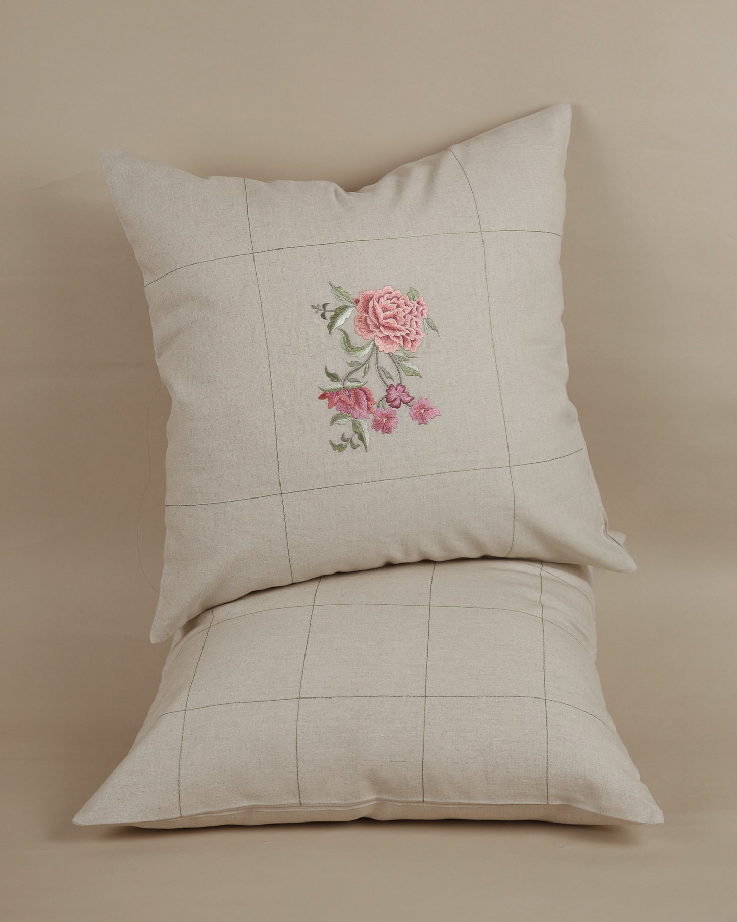 Coussin brodé floral terreux