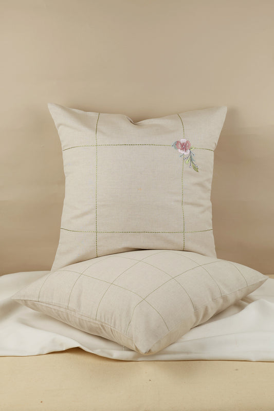 Housse de coussin brodée teintes beiges