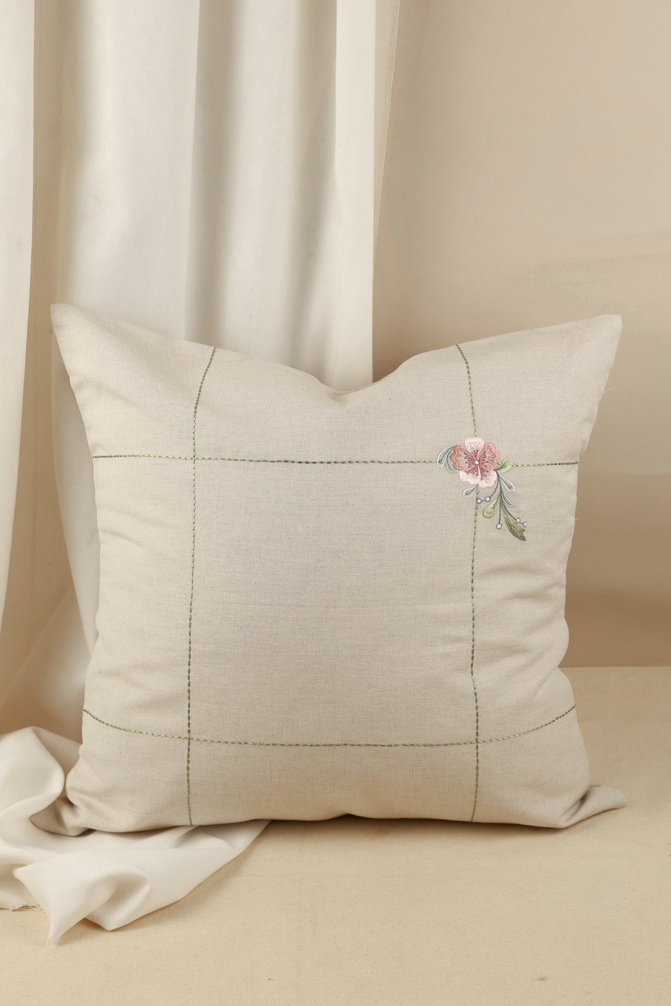 Housse de coussin brodée teintes beiges