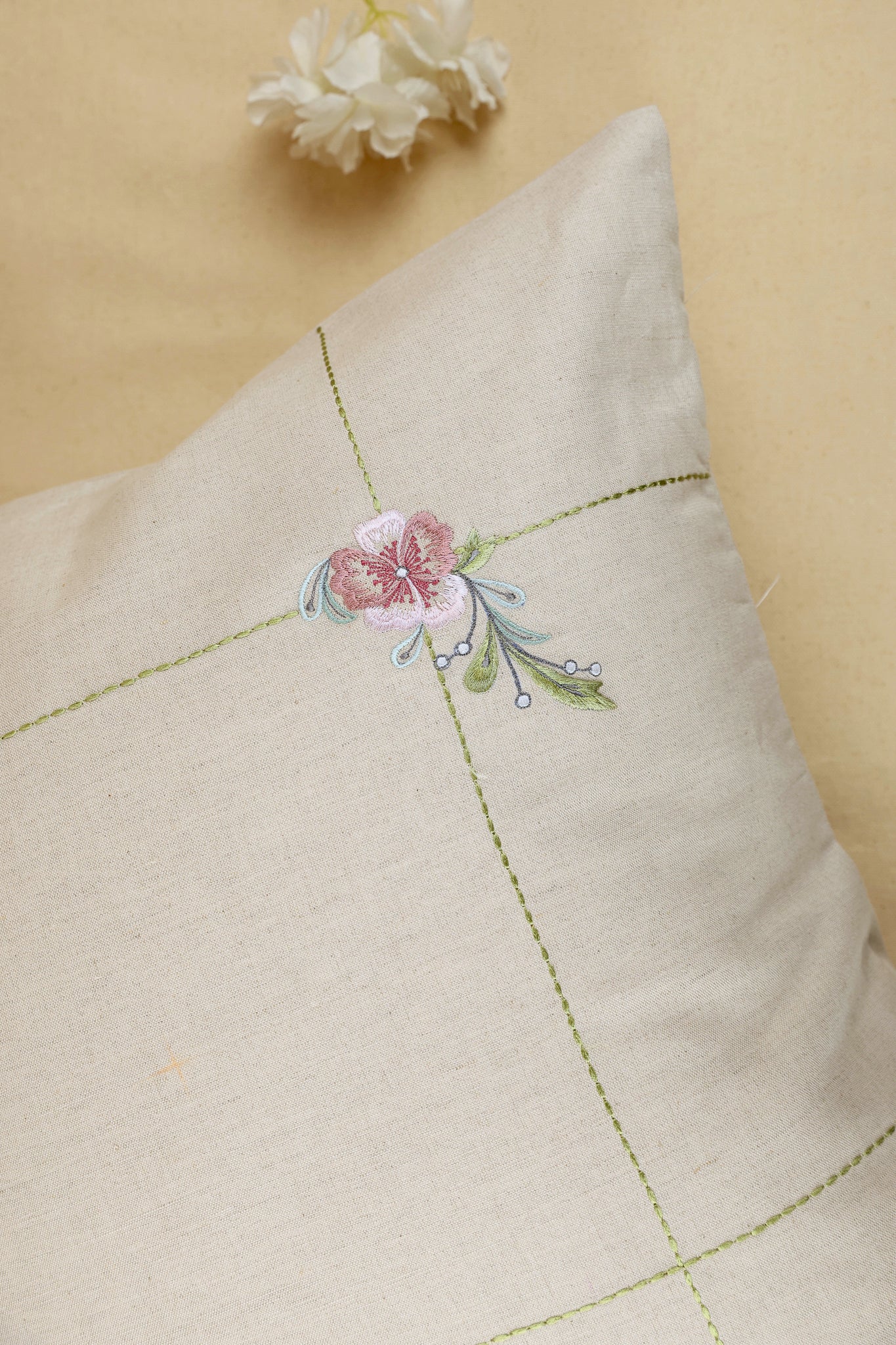 Housse de coussin brodée teintes beiges