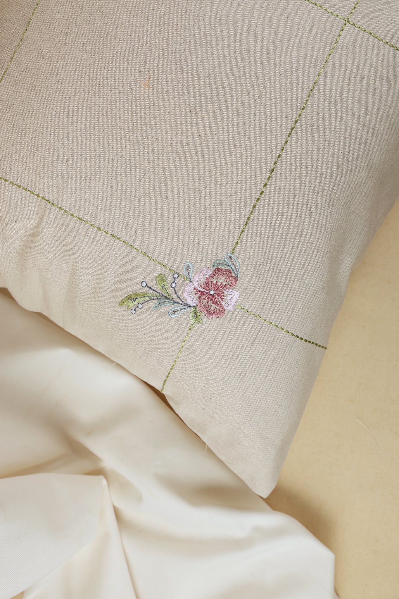 Housse de coussin brodée teintes beiges