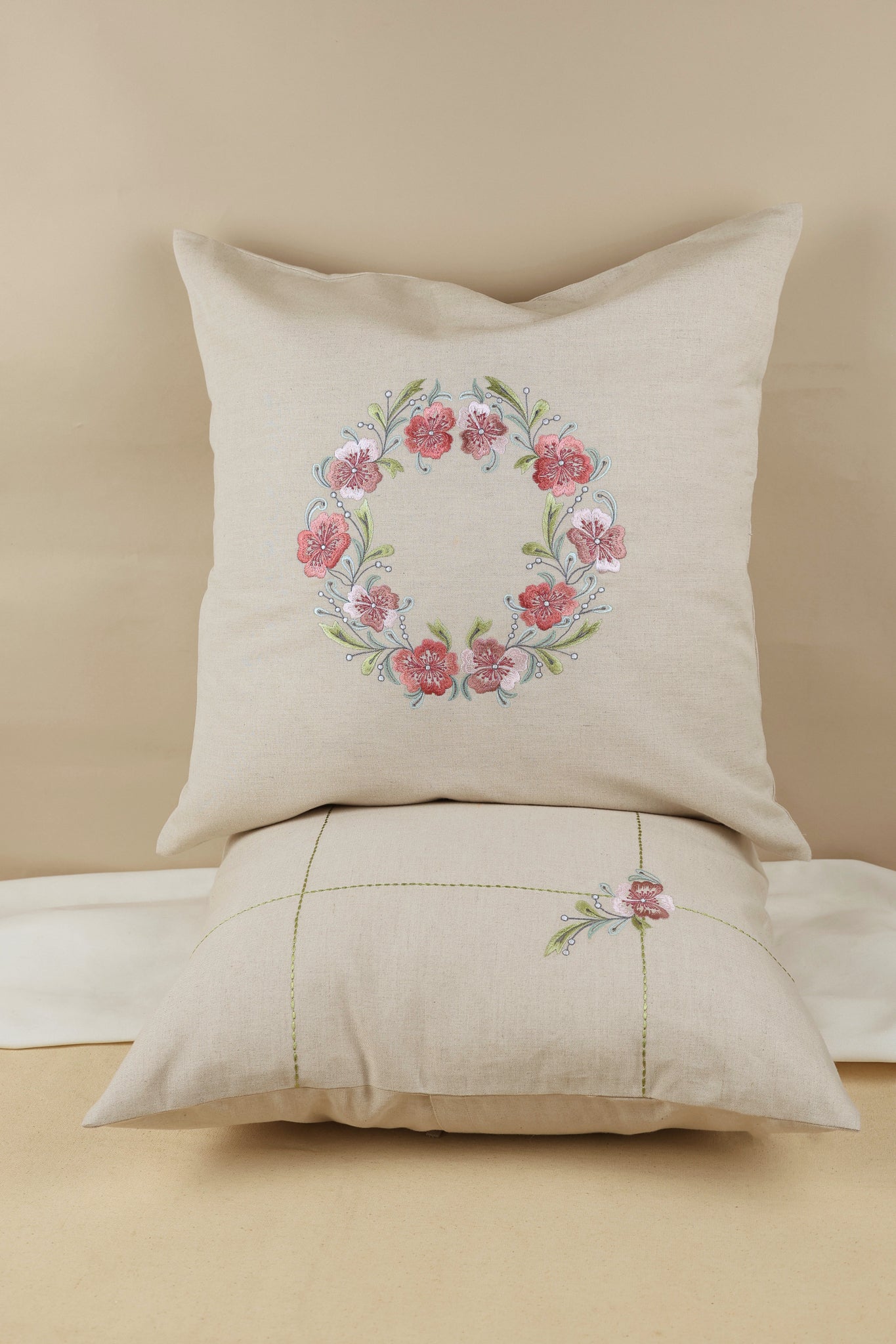 Coussin brodé de couronne de fleurs sauvages